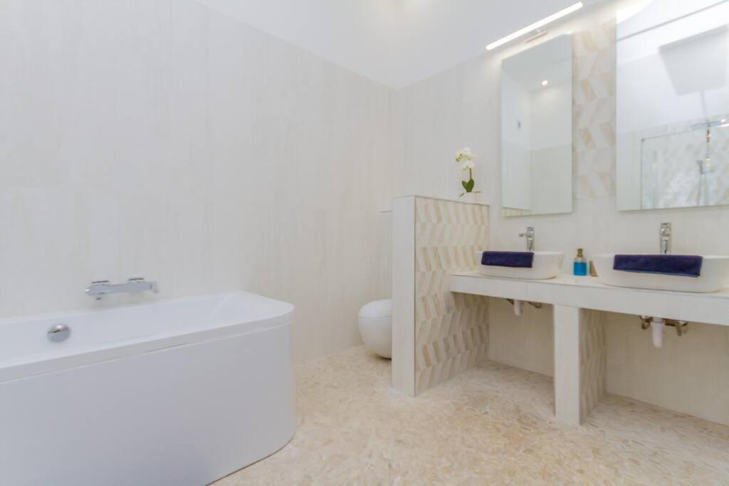 The Opulent Oasis By Newave Apartments Budapest Extérieur photo