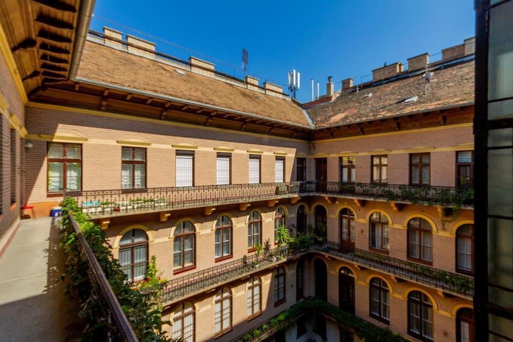 The Opulent Oasis By Newave Apartments Budapest Extérieur photo