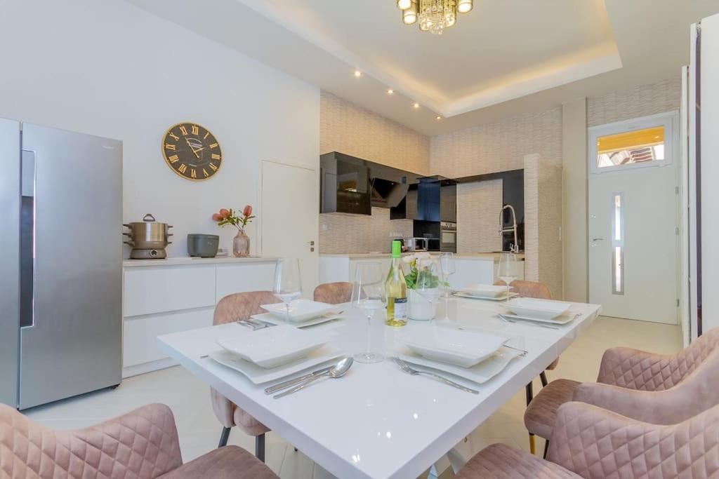 The Opulent Oasis By Newave Apartments Budapest Extérieur photo