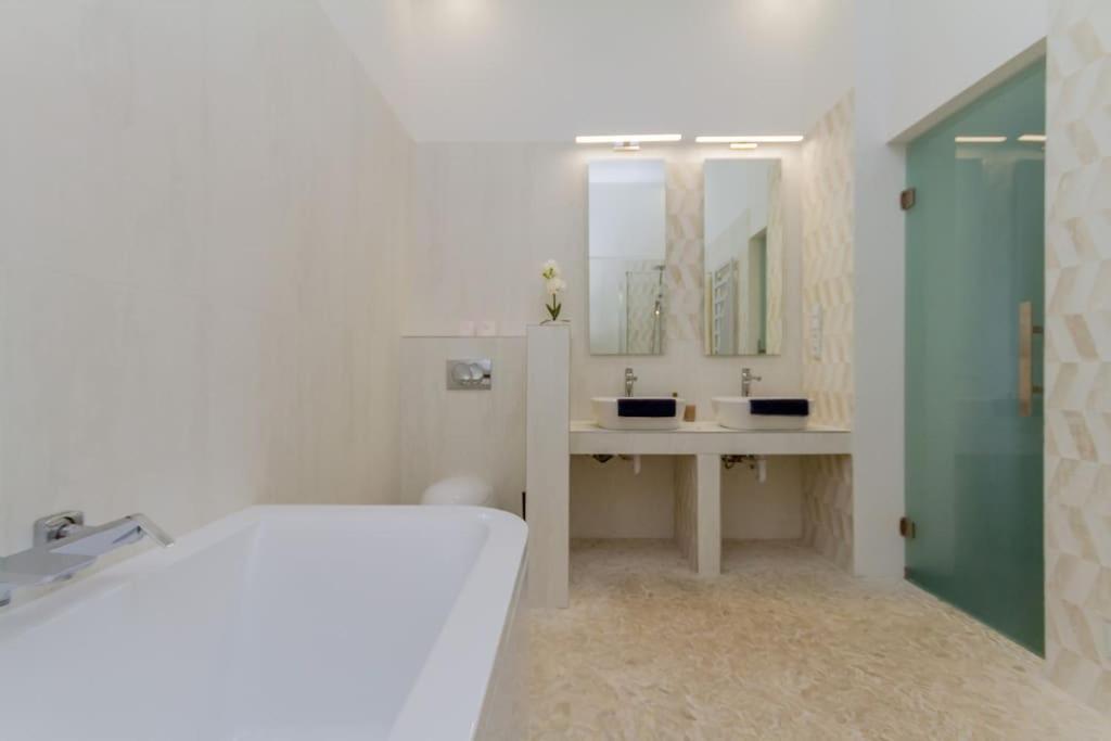 The Opulent Oasis By Newave Apartments Budapest Extérieur photo